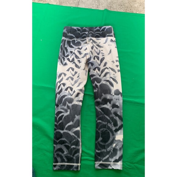 Lululemon crop size 2 - Picture 1 of 5
